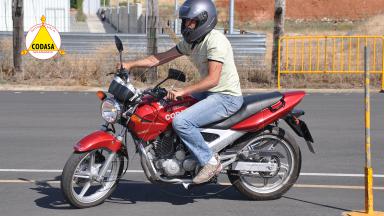 A2 - Motocicletas hasta 35 KW - 0.20 Kw/Kg.   Puede obtenerse a partir de los 18 años complidos.